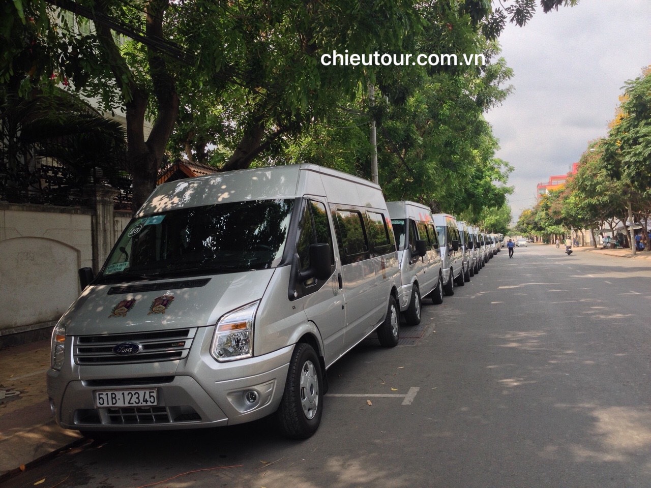 CHO THUÊ XE 16 CHỖ TẠI QUÂN 12 ĐỜI MỚI GIÁ RẺ